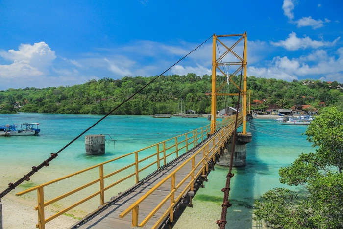 Yellow Bridge Nusa Lembongan Icon Wisata Instagramable
